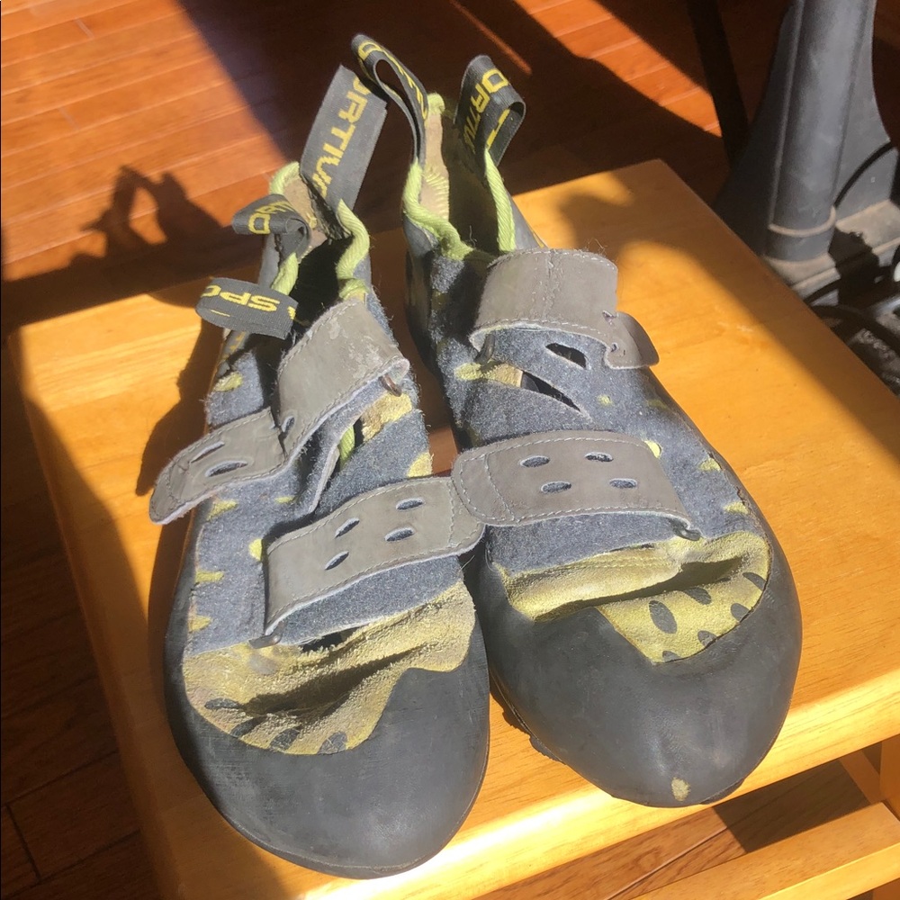 Tarantula leather Velcro climbing shoes by LA sportiva